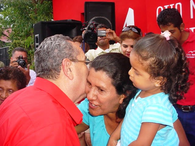 Dr. Arnoldo Aleman en un feliz encuentro cobn madres de Diriomo
